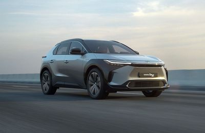 Toyota ra mắt SUV điện bZ4X đầu tiên