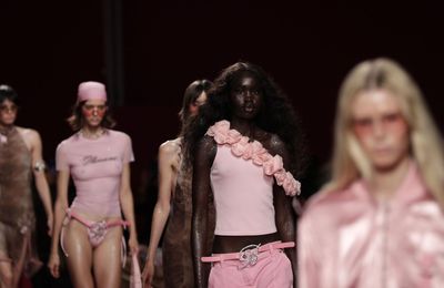 Gợi cảm và táo bạo như những năm 2000 ở Milan Fashion Week