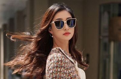 Chất liệu tweed được nhà thiết kế Lê Thanh Hòa chọn làm chất liệu chủ đạo mùa Thu Đông 2021