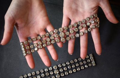 Chiếc vòng tay đặc biệt của Nữ hoàng Marie Antoinette được bán với giá 8,1 triệu USD