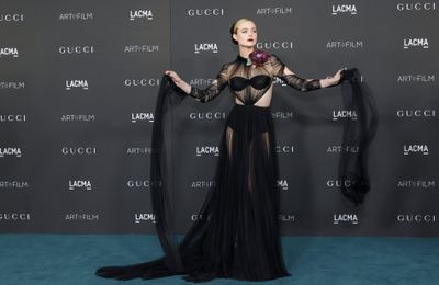 Elle Fanning đưa xu hướng trang điểm mặn mà quyến rũ lên thảm đỏ