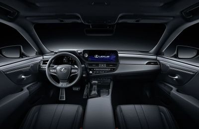 Bộ đôi Lexus ES và GX 2022 ra mắt khách hàng Việt Nam