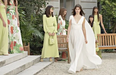 BST Xuân- Hè 2022 từ nhà mốt Elie Saab: Làn gió giản dị tinh tế