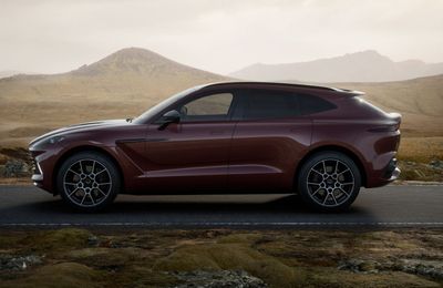 Chiếc Aston Martin DBX thứ hai về Việt Nam với màu sơn nổi bật