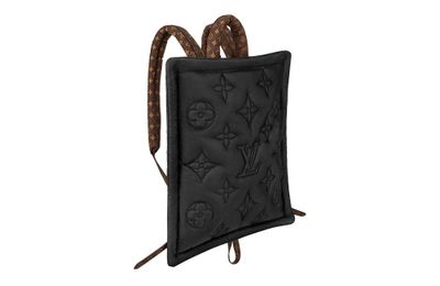 Louis Vuitton tiếp tục cho ra mắt “túi gối” lấy cảm hứng từ thiết kế "bốt gối" nổi tiếng