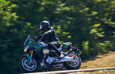 Moto Guzzi trình làng V100 Mandello 2021 tại triển lãm EICMA