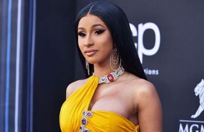 Cardi B làm nên lịch sử với tư cách là nữ rapper đầu tiên sở hữu đa chứng nhận kim cương