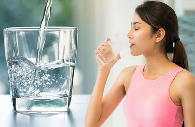 Nên uống nước nóng hay nước lạnh để giảm cân?