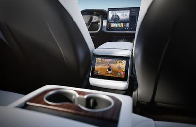 Xe Tesla bị điều tra vì tin tức người lái có thể chơi game khi điều khiển phương tiện