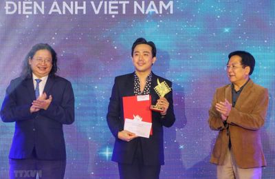 "Bố già" Trấn Thành tiếp tục đại thắng giải thưởng cuối năm
