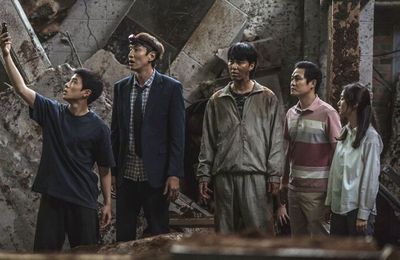 Movie “Hố Sụt Tử Thần” - Thông điệp sâu cay châm biếm xã hội Hàn Quốc