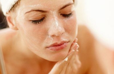 Đừng quên tẩy tế bào chết cho da: AHA giúp bạn có làn da mịn màng