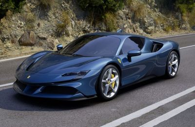 Ferrari SF90 Stradale màu xanh dương chính hãng cập bến Việt Nam- Đã "về dinh" với doanh nhân Nguyễn Quốc Cường