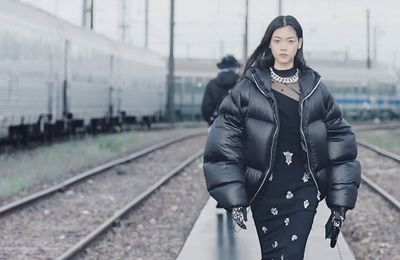 Givenchy resort 2022: Khát vọng tự do của tuổi trẻ