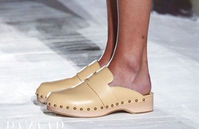 Clog - những đôi guốc gỗ lọc cọc đáng yêu cho thời trang hè