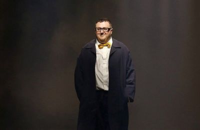 Nhà thiết kế thời trang danh tiếng Alber Elbaz qua đời vì Covid-19