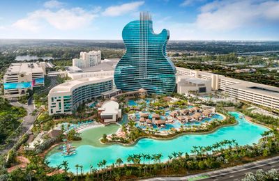 Siêu khách sạn hình đàn guitar nơi Khánh Vân tham dự Miss Universe