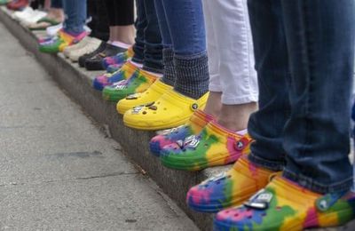 Giày crocs - tuyên ngôn thời trang mới của giới trẻ?