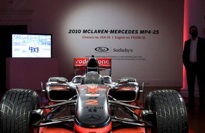 Chiếc xe đua vô địch F1 của Lewis Hamilton được bán đấu giá tại British Grand Prix