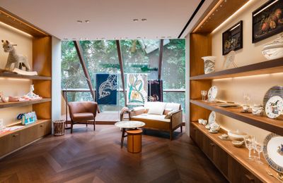 Trải nghiệm lối sống “Ăn Hermès, ngủ Versace, ngồi Fendi, bày trí Saint Laurent''