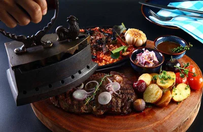 Bò bít tết bàn ủi nổi tiếng Sài thành, 300.000 - 400.000 đồng/suất nhưng khách đuổi mãi vẫn không hết.