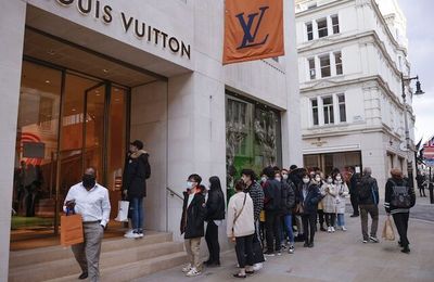 Louis Vuitton, Prada và Cartier liên minh dự án Aura Blockchain chống hàng giả