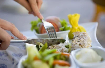 Cách ăn uống trong nhà hàng sang trọng mà bạn cần nắm rõ