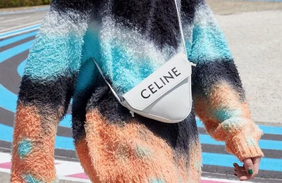 Giới trẻ và cơn sốt túi tam giác Triangle Bag từ nhà mốt Céline