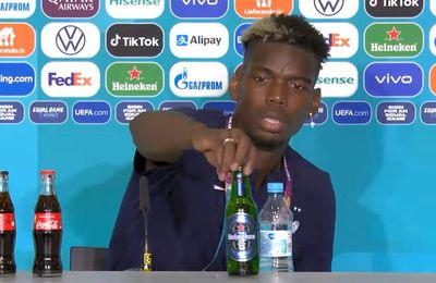 Tiếp nối CR7, Pogba dẹp chai bia trên bàn họp báo