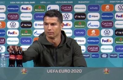 Cú gạt tay của Ronaldo khiến Coca-Cola “bốc hơi” 4 tỷ USD