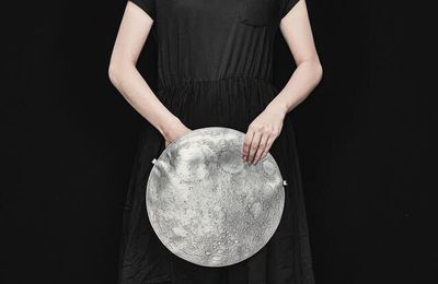Planetario Clutch Bag - chiếc túi xách tay tinh tế mô phỏng bề mặt phức tạp của Mặt Trăng