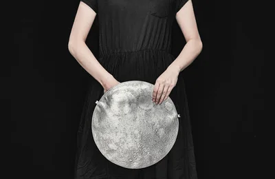 Planetario Clutch Bag - chiếc túi xách tay tinh tế mô phỏng bề mặt phức tạp của Mặt Trăng