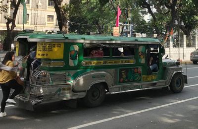 Thú vị những chiếc xe Jeepney đầy sắc màu ở Philippines