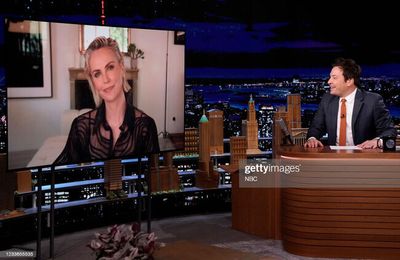 Mỹ nhân Fast & Furious - Charlize Theron diện sơ mi xuyên thấu của NTK Công Trí trên sóng truyền hình Mỹ