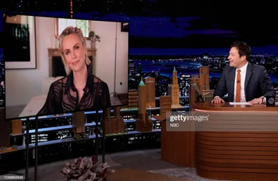 Mỹ nhân Fast & Furious - Charlize Theron diện sơ mi xuyên thấu của NTK Công Trí trên sóng truyền hình Mỹ