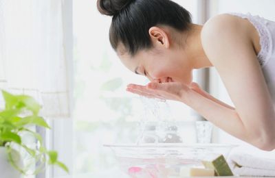 Bật mí cách sử dụng nước muối sinh lý trong chăm sóc da mặt