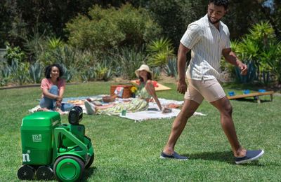 Heineken giới thiệu robot thùng lạnh B.O.T. sử dụng công nghệ AI