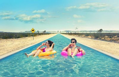 Review phim Palm Springs - Mở mắt thấy hôm qua