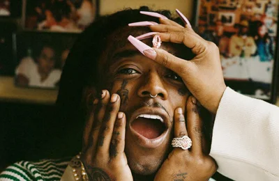 Rapper Mỹ tháo viên kim cương 24 triệu USD đắt đỏ khỏi trán