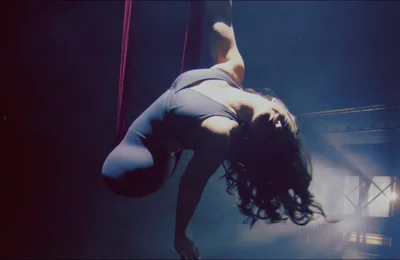 Jen Bricker - nghệ sỹ nhào lộn không chân - người truyền cảm hứng từ cuộc đời