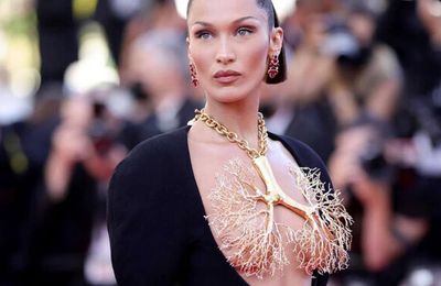 Cận cảnh chiếc vòng cổ che ngực trần của siêu mẫu Bella Hadid tại Cannes