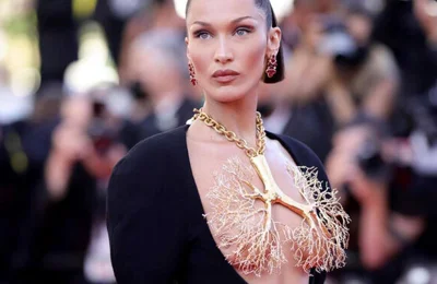 Cận cảnh chiếc vòng cổ che ngực trần của siêu mẫu Bella Hadid tại Cannes
