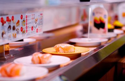 5 địa điểm thưởng thức sushi băng chuyền nổi tiếng tại Nhật Bản