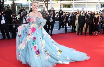 Sharon Stone mang cả “vườn hoa” lên thảm đỏ Cannes