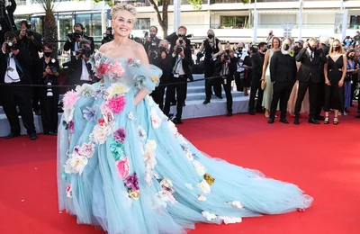 Sharon Stone mang cả “vườn hoa” lên thảm đỏ Cannes