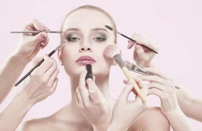Làm thế nào để bảo vệ làn da không bị mụn do trang điểm?