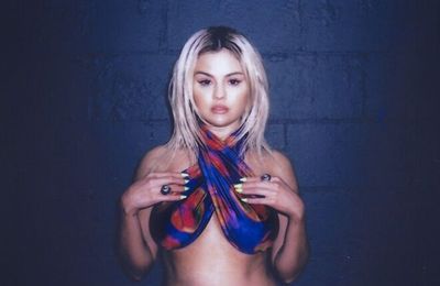 Sắc tím chủ đạo trong BST bikini do Selena Gomez thiết kế