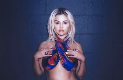 Sắc tím chủ đạo trong BST bikini do Selena Gomez thiết kế