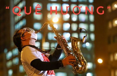 Nghệ sĩ Trần Mạnh Tuấn thổi saxophone tại bệnh viện dã chiến