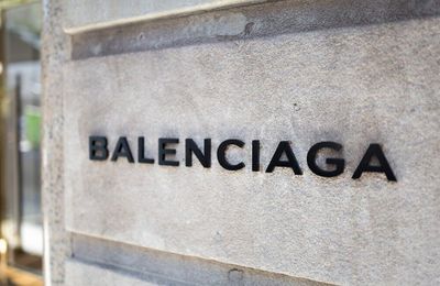 Balenciaga bất ngờ xóa sạch tất cả các kênh truyền thông xã hội